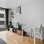 Super Central Studio Near Train And Buss